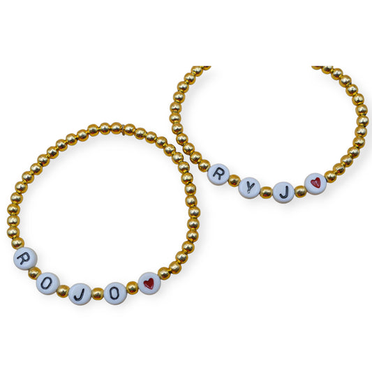 Pulsera personalizada bolitas gold y letras acrílicas