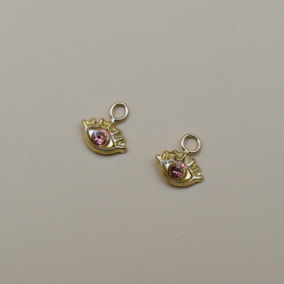 Dijes ojito pestañas con zirconia rosa - Oro 10K