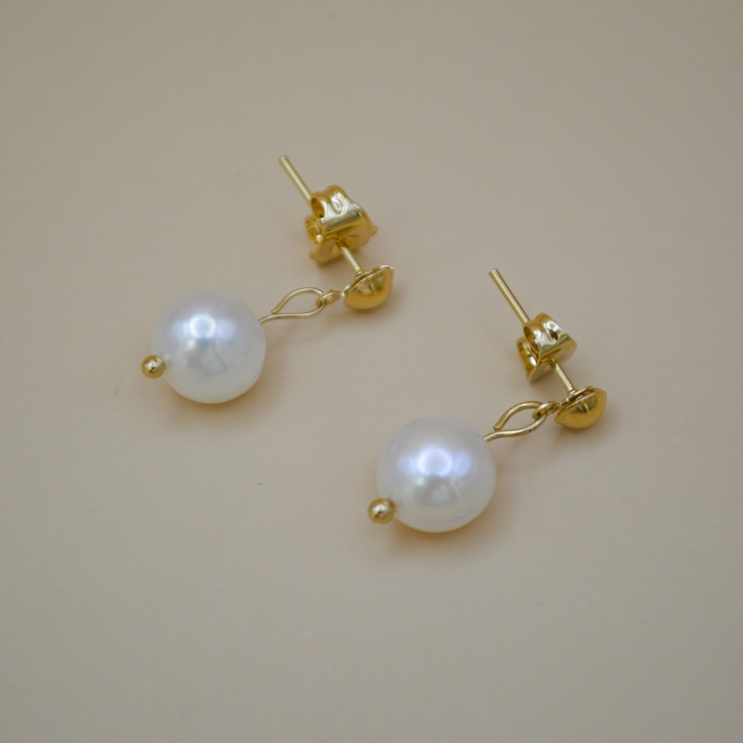 Aretes gold con perla de río colgante