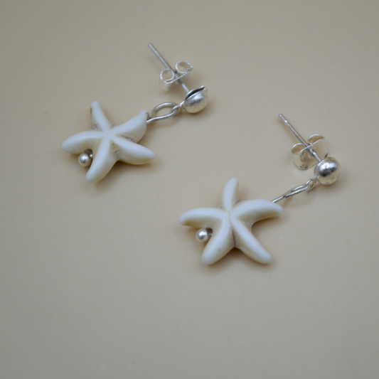 Aretes silver con estrella de mar beige colgante