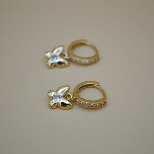 Huggies mariposa zirconia al centro