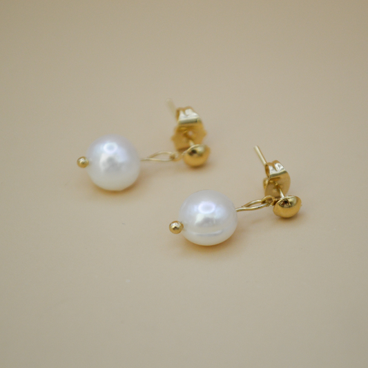 Aretes gold con perla de río colgante