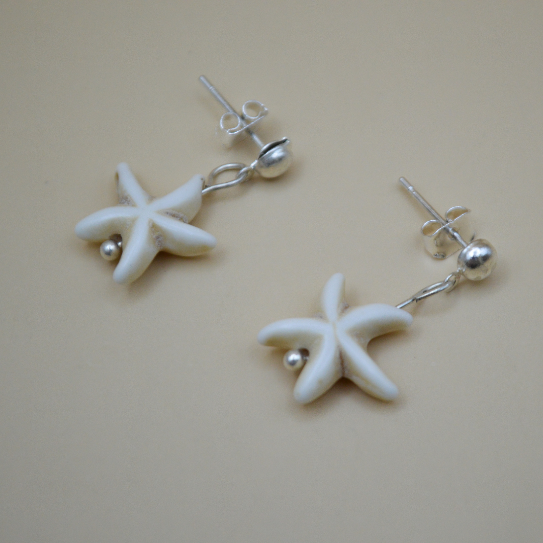 Aretes silver con estrella de mar beige colgante