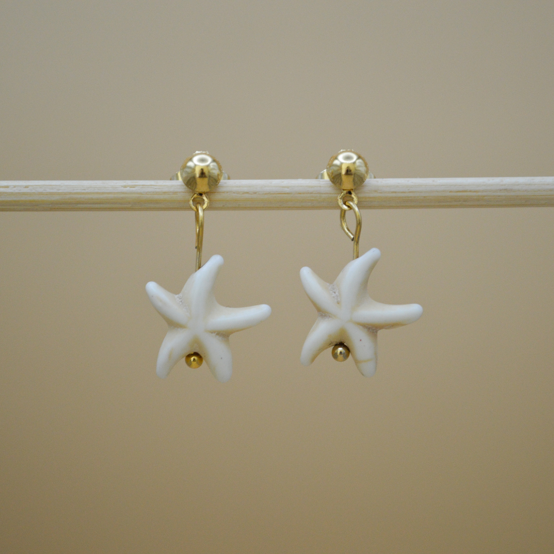 Aretes gold con estrella de mar beige colgante