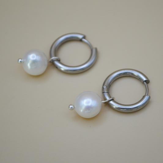 Huggies silver con perla de río colgante (2 en 1)