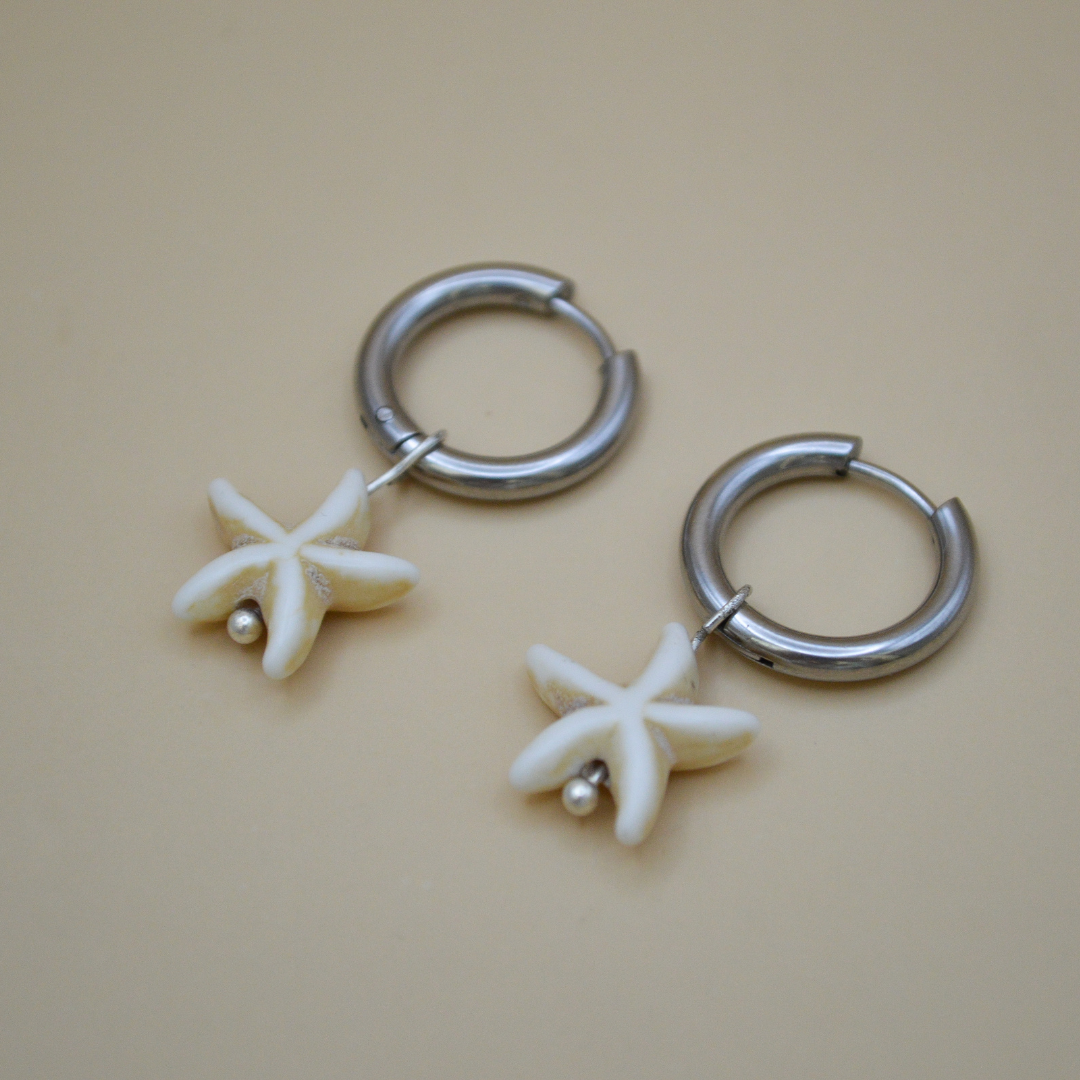 Huggies silver con estrella de mar beige colgante (2 en 1)