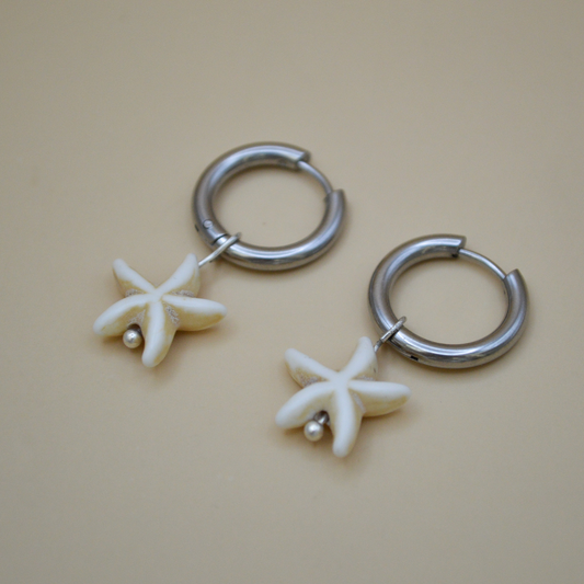 Huggies silver con estrella de mar beige colgante (2 en 1)