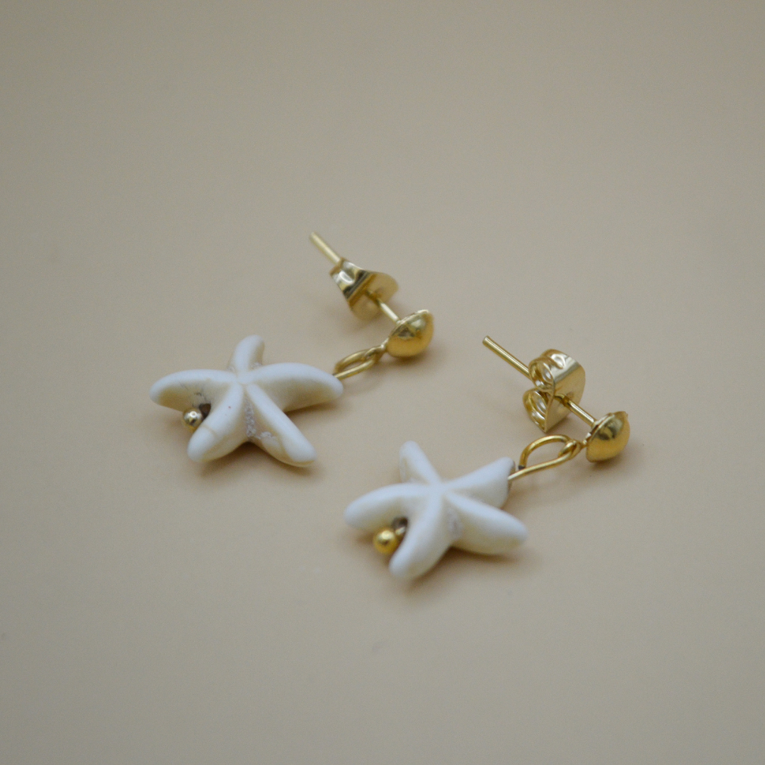 Aretes gold con estrella de mar beige colgante
