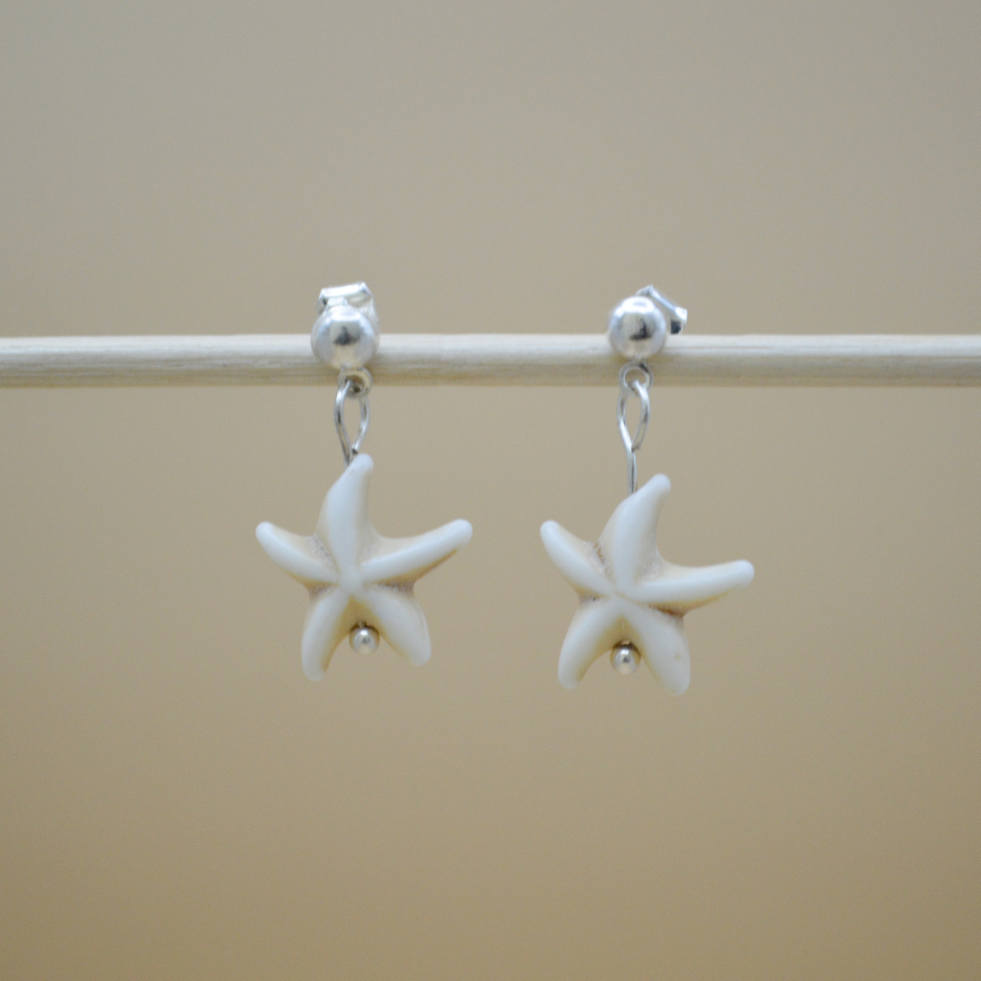 Aretes silver con estrella de mar beige colgante