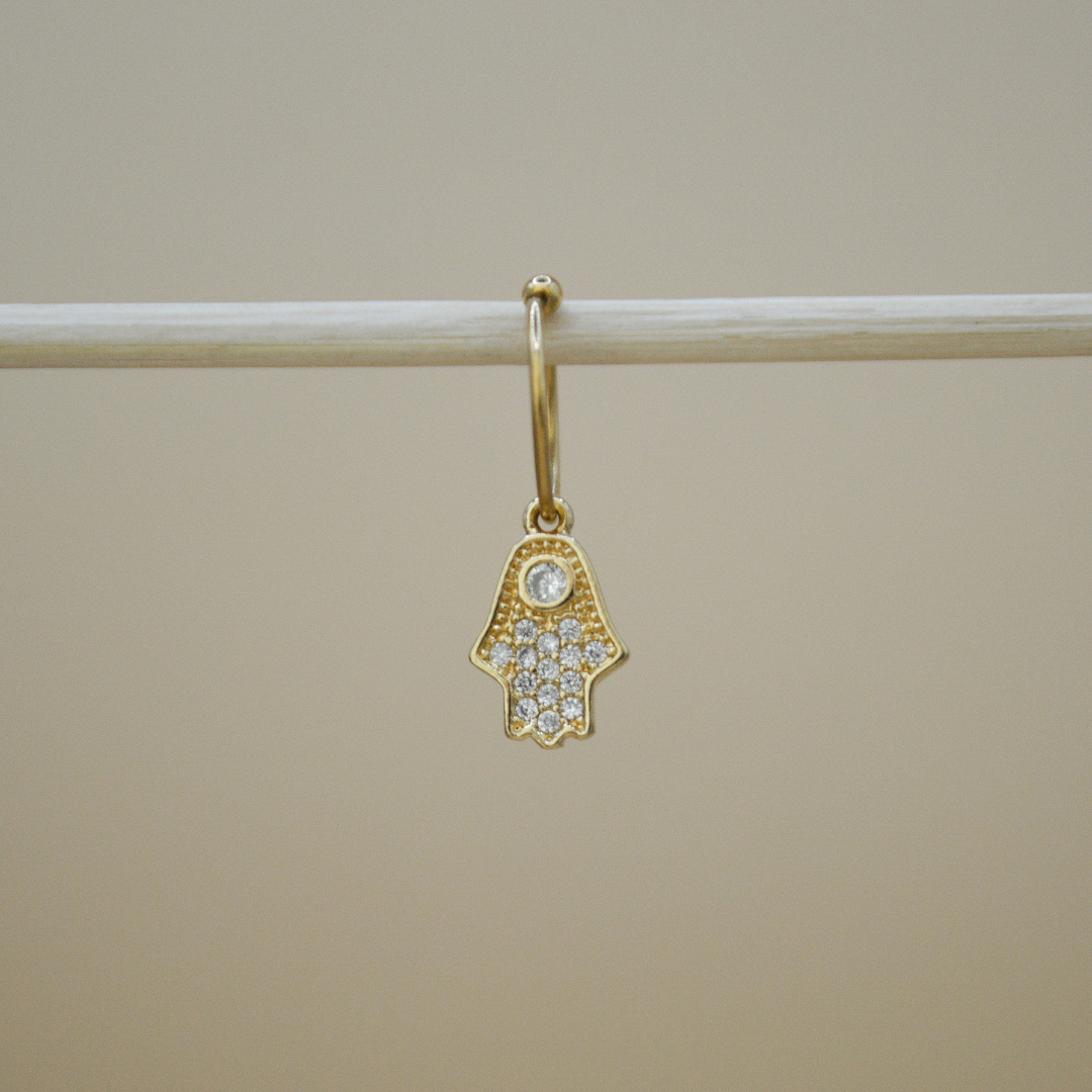 Piercing mano de Fátima zirconias