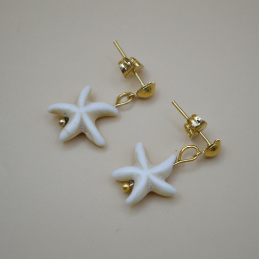 Aretes gold con estrella de mar beige colgante