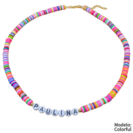 Choker personalizado con puccas colorful y letras acrílicas