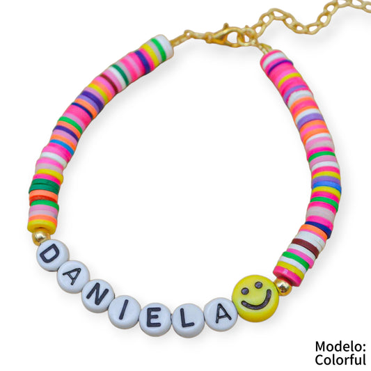 Pulsera personalizada con puccas colorful y letras acrílicas
