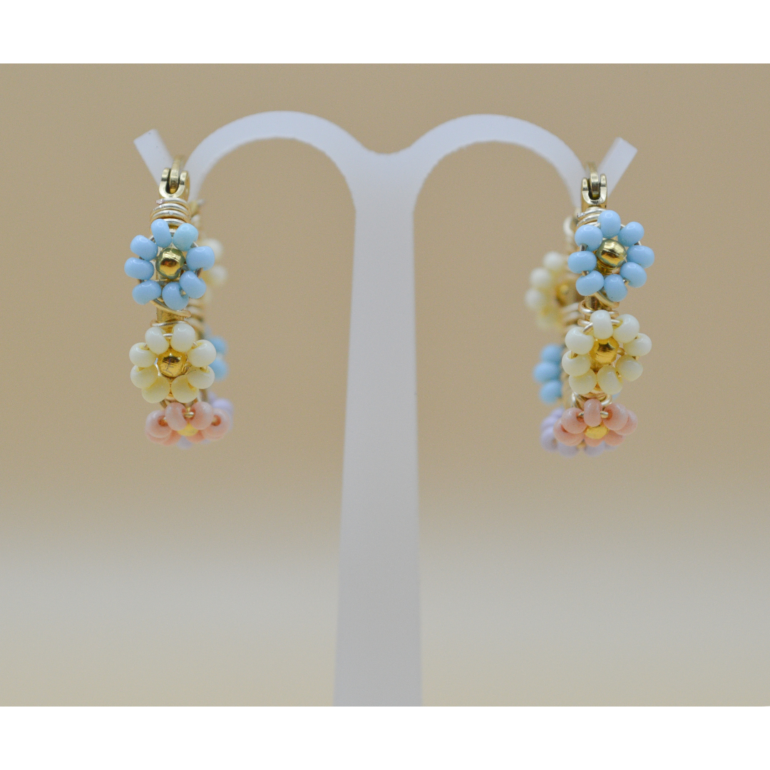 Arracadas chicas con flores de chaquiras bordadas