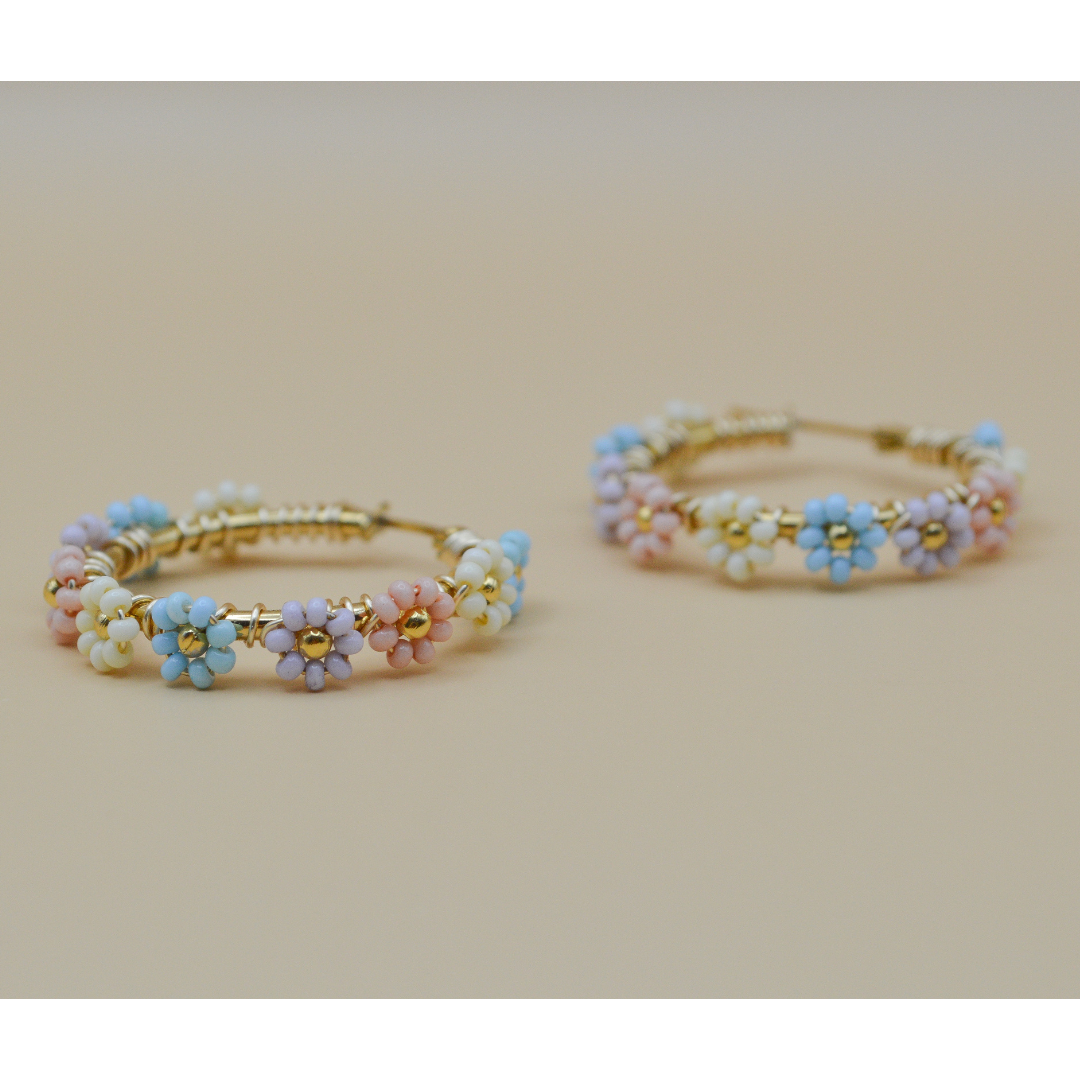 Arracadas grandes con flores de chaquiras bordadas