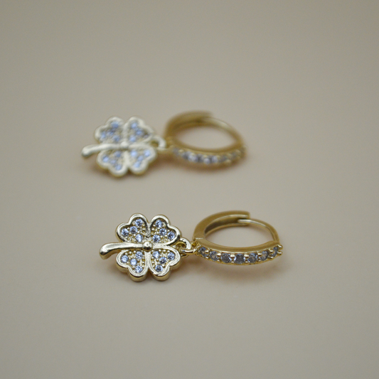 Huggies trébol zirconias