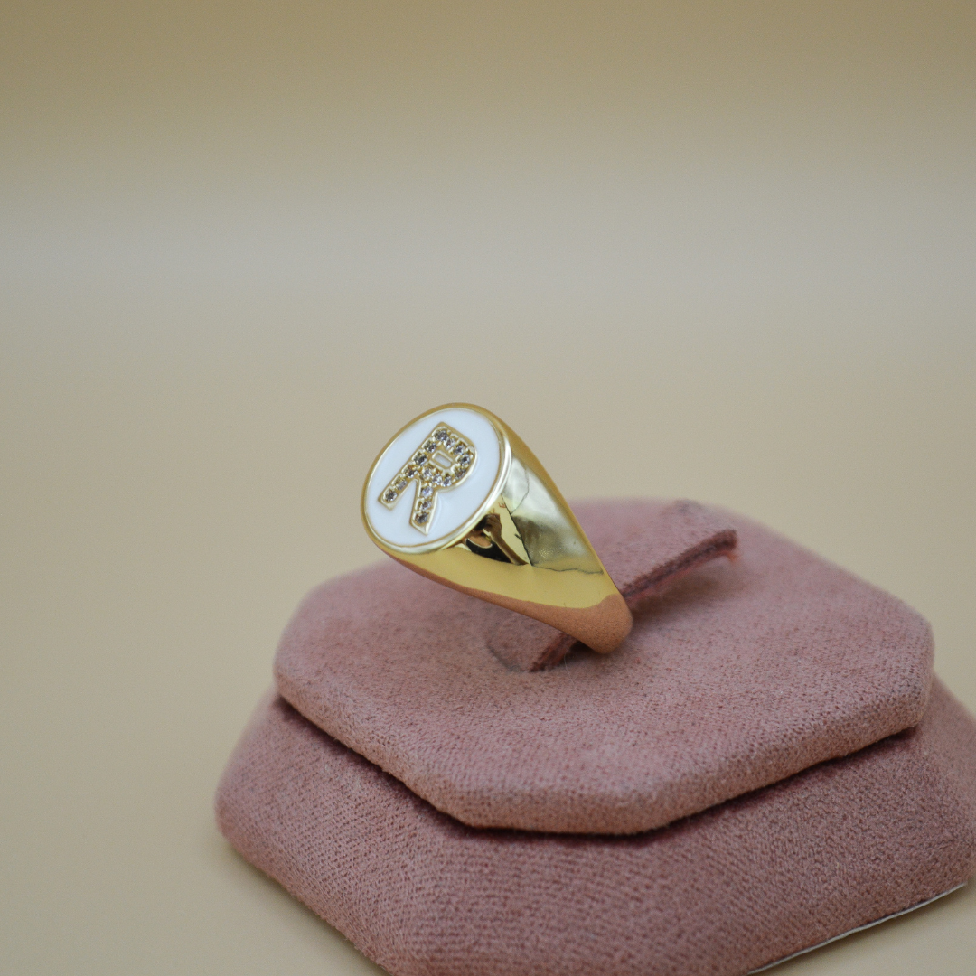 Anillo inicial "R" zirconias gold ajustable