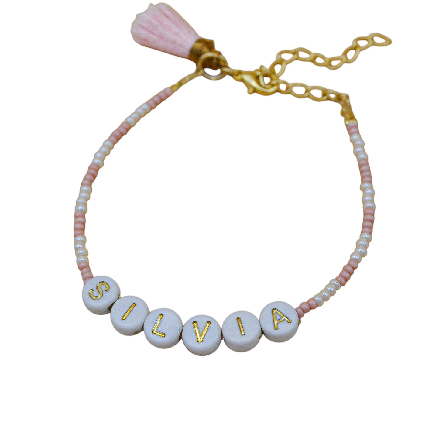 Pulsera personalizada con chaquiras y letras acrílicas