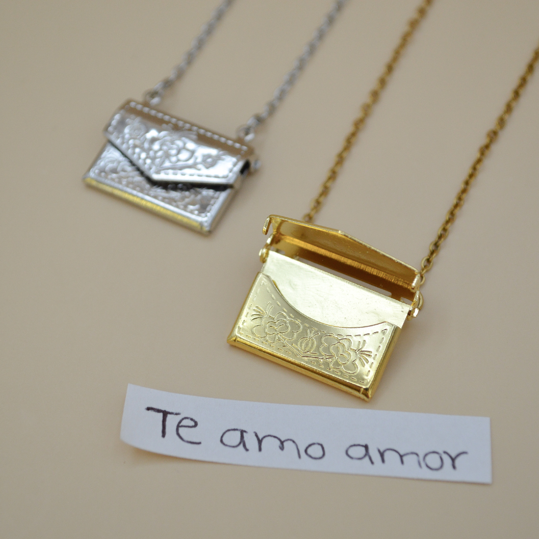 Collar de sobre para guardar carta escrita a mano
