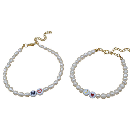 Pulsera personalizada perlas de río naturales y letras acrílicas