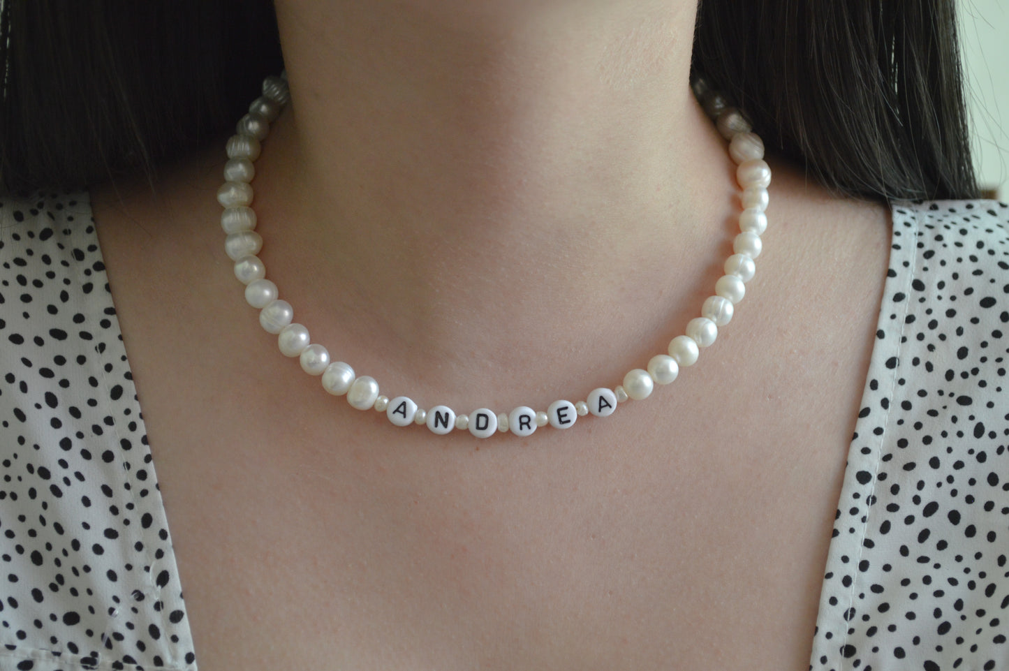 Choker personalizado perlas de río naturales y letras acrílicas