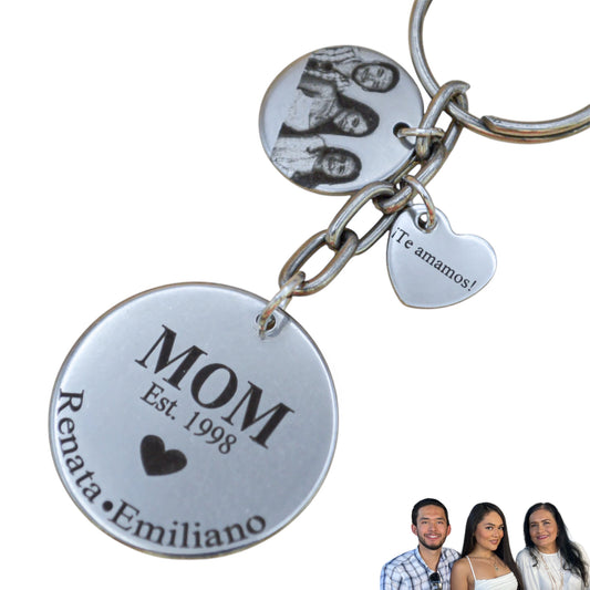 Llavero personalizado para "Mamá" medalla circular con año y nombres de hijos