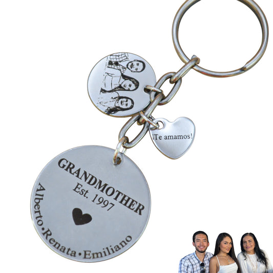 Llavero personalizado para "Abuelita" medalla circular con año y nombres de nietos