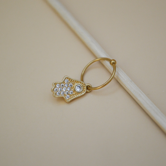 Piercing mano de Fátima zirconias