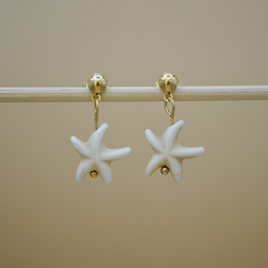 Aretes gold con estrella de mar beige colgante