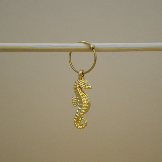 Piercing caballito de mar mediano