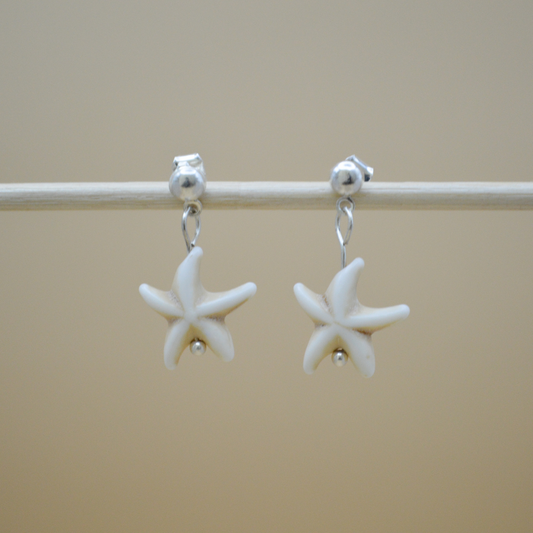 Aretes silver con estrella de mar beige colgante