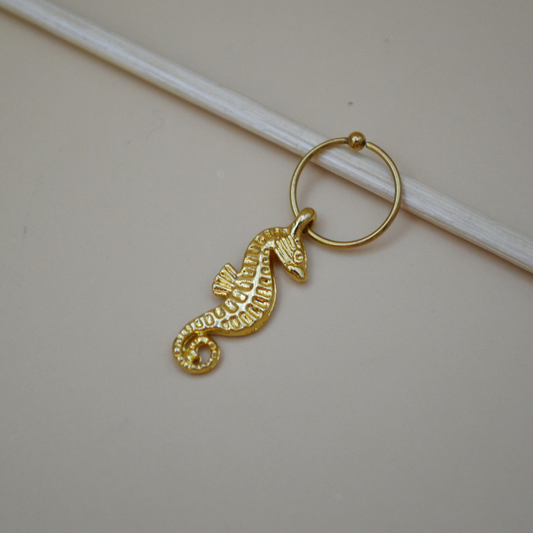 Piercing caballito de mar mediano