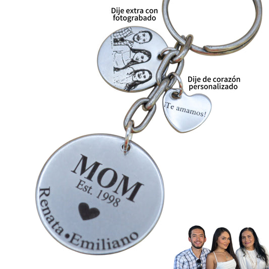 Llavero personalizado para "Mamá" medalla circular con año y nombres de hijos