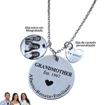 Collar personalizado para "Abuelita" medalla circular con año y nombres de nietos