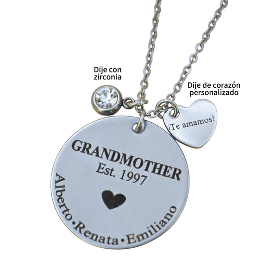 Collar personalizado para "Abuelita" medalla circular con año y nombres de nietos