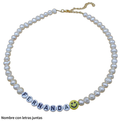Choker personalizado perlas de río naturales y letras acrílicas