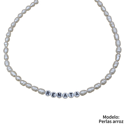 Choker personalizado perlas de río naturales y letras acrílicas