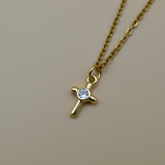 Collar cruz zirconia al centro