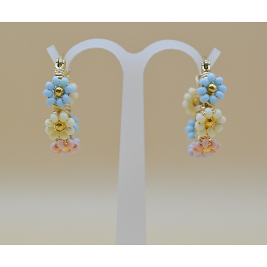 Arracadas chicas con flores de chaquiras bordadas