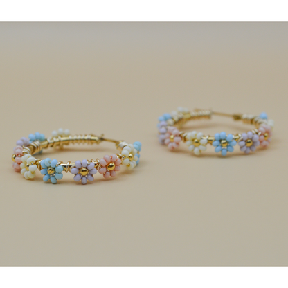 Arracadas grandes con flores de chaquiras bordadas