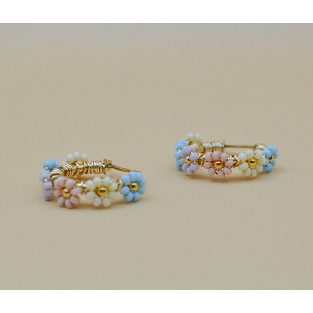 Arracadas chicas con flores de chaquiras bordadas