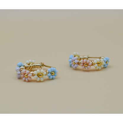 Arracadas chicas con flores de chaquiras bordadas