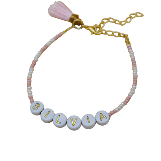 Pulsera personalizada con chaquiras y letras acrílicas