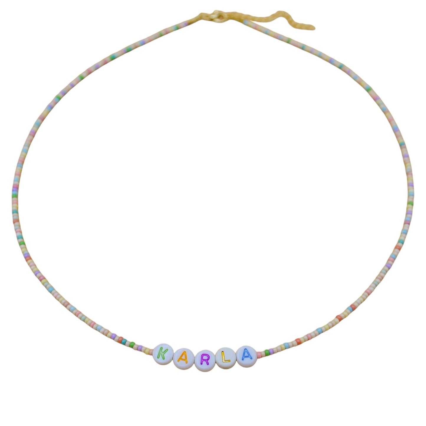 Choker personalizado con chaquiras y letras acrílicas
