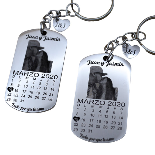 Dúo de llaveros personalizados con fotograbado y calendario - Acero inoxidable