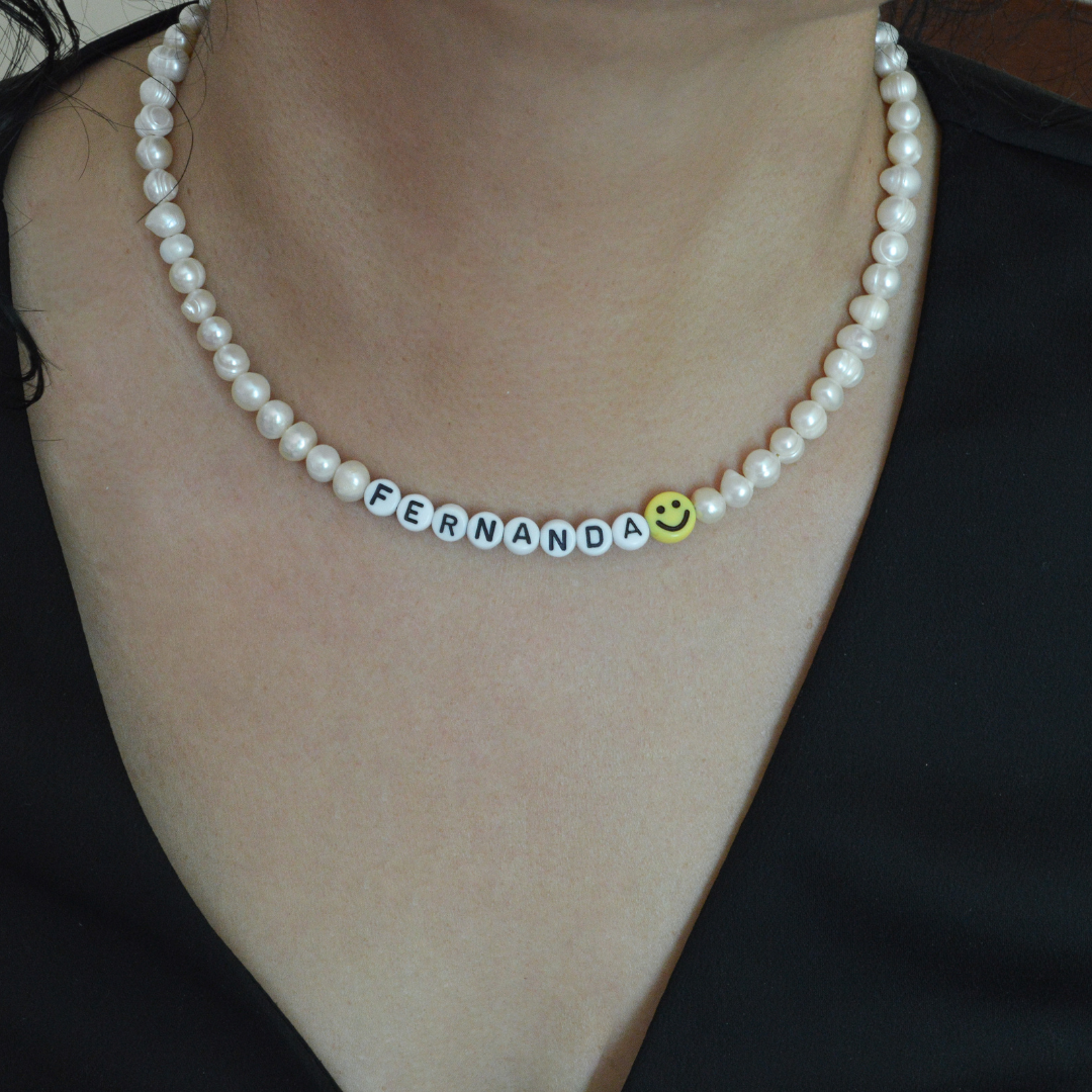 Choker personalizado perlas de río naturales y letras acrílicas