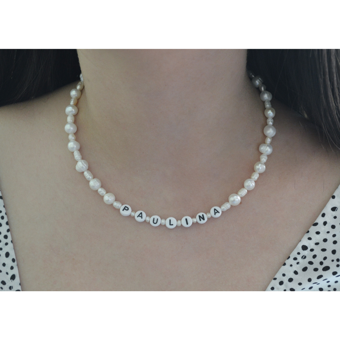 Choker personalizado perlas de río naturales y letras acrílicas