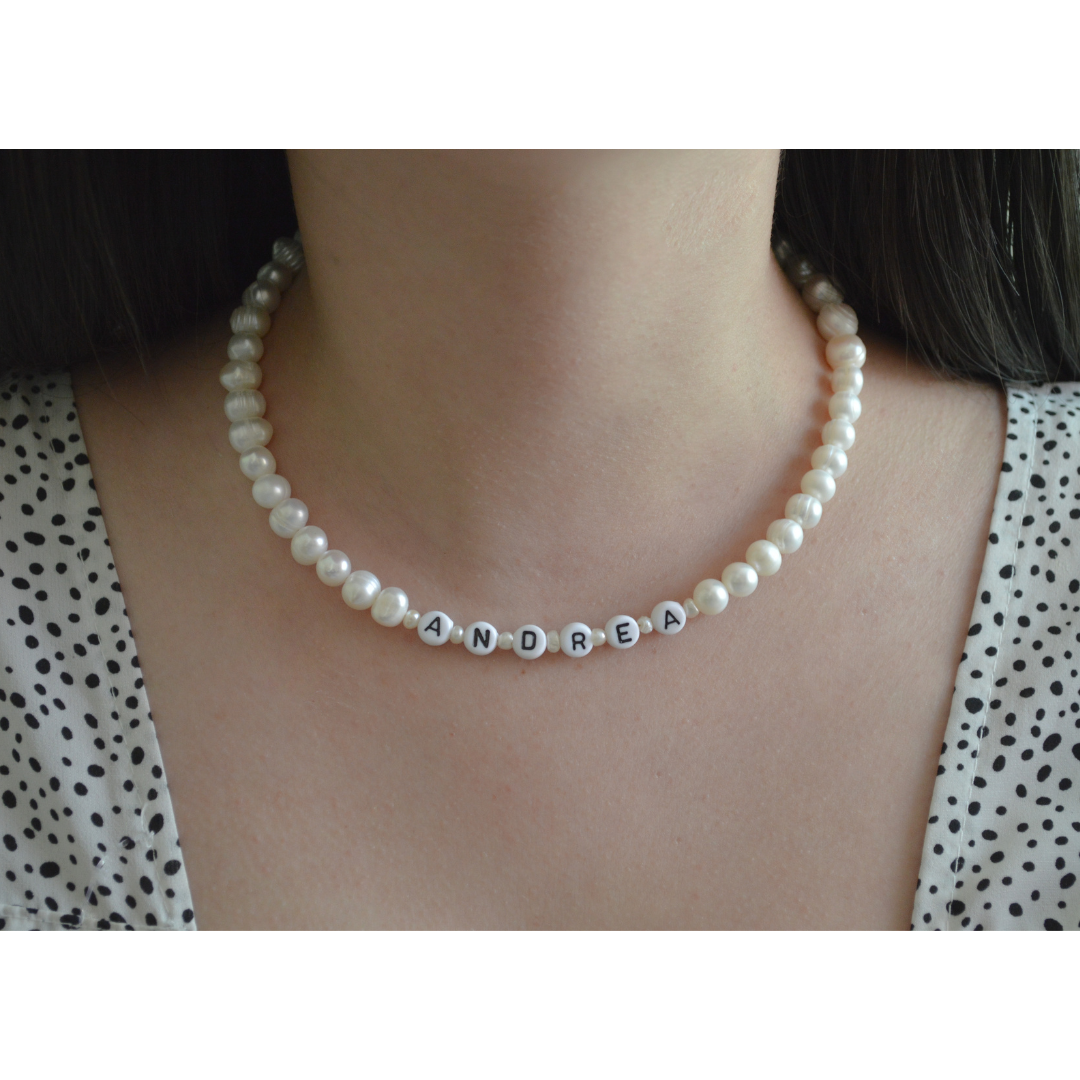 Choker personalizado perlas de río naturales y letras acrílicas